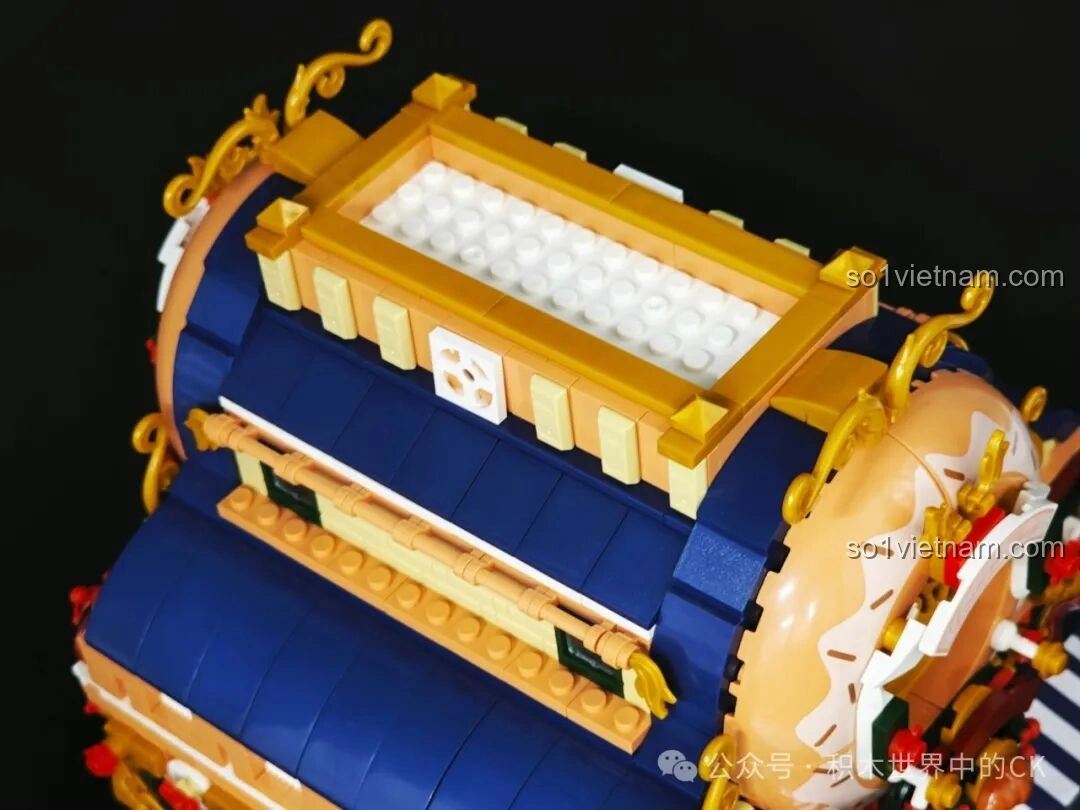 Nội thất tầng trên của BAKA 33202 Xưởng Bánh Donut, với khu vực bếp và các dụng cụ làm bánh.