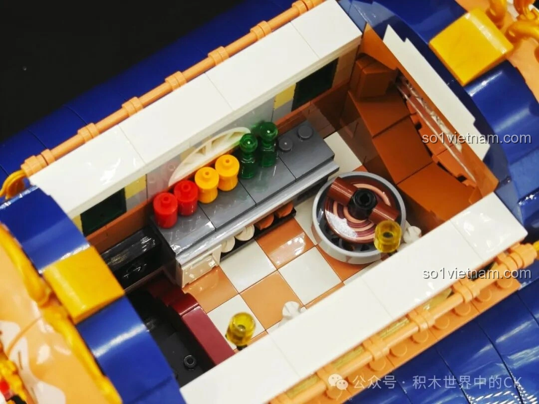 Góc nhìn từ trên cao xuống nội thất tầng trệt của BAKA 33202 Xưởng Bánh Donut, với quầy bánh và bàn ghế.