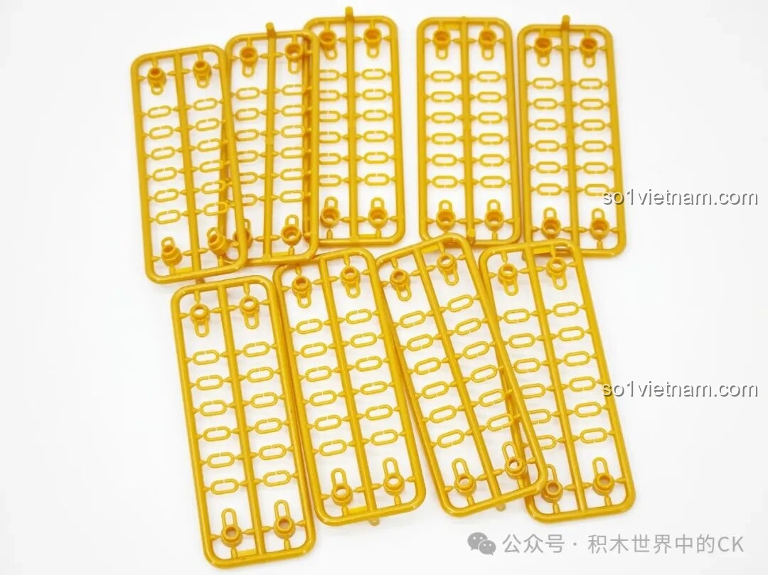 Các mảnh ghép dây xích màu vàng của BAKA 33202 Xưởng Bánh Donut trước khi lắp, thể hiện sự đa dạng chi tiết.