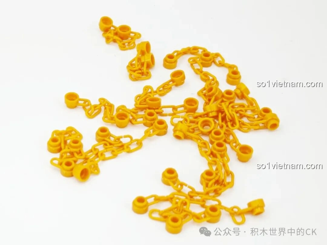 Các mảnh ghép dây xích màu vàng đã được lắp ráp, tạo thành chuỗi trang trí đẹp mắt cho BAKA 33202 Xưởng Bánh Donut.