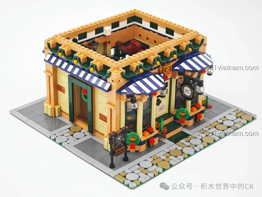 Mái hiên sọc xanh trắng của BAKA 33202 Xưởng Bánh Donut, tạo điểm nhấn màu sắc cho mô hình.