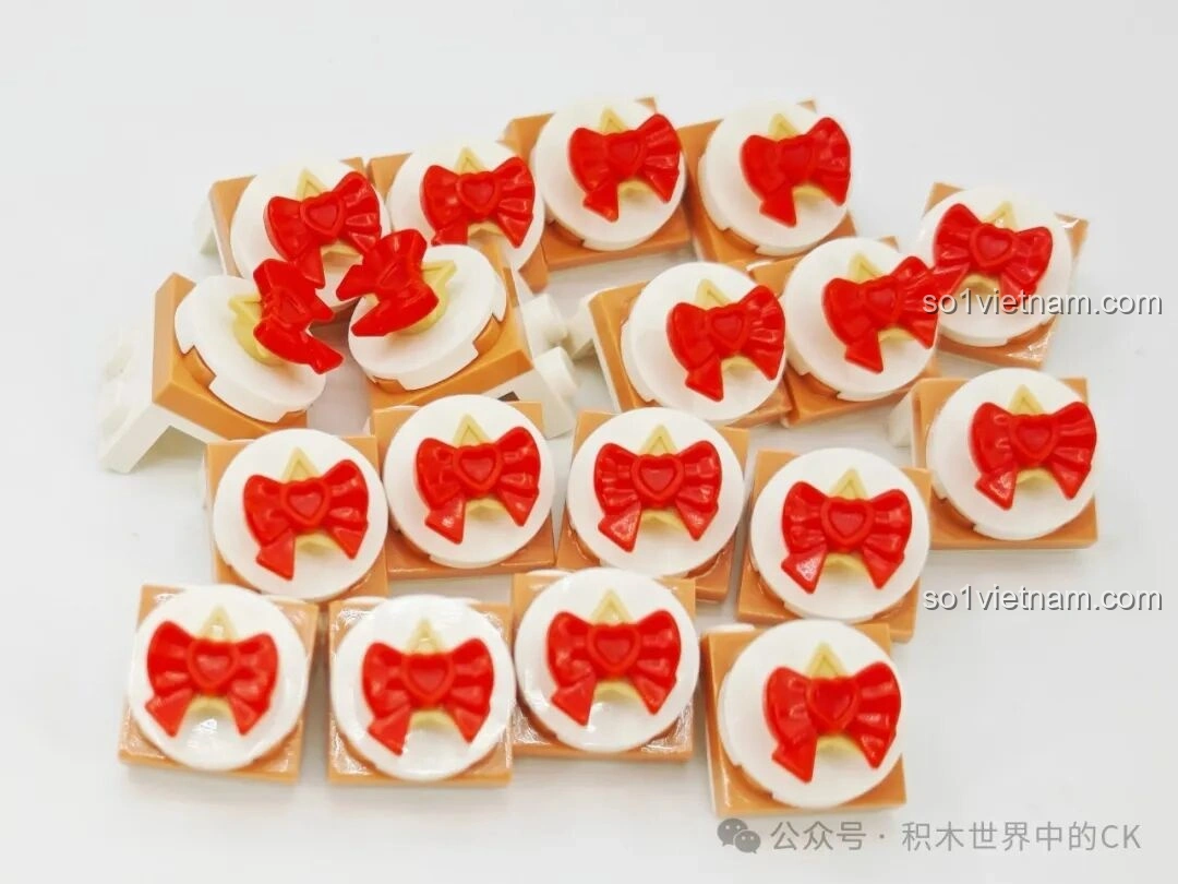 Các mảnh ghép hình nơ đỏ xinh xắn của BAKA 33202 Xưởng Bánh Donut, dùng để trang trí mô hình.