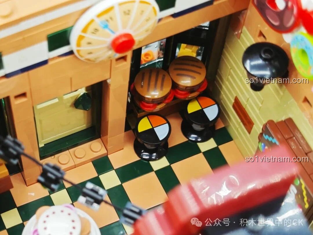 So sánh BAKA 33202 Xưởng Bánh Donut với một mô hình nhà khác, cho thấy kích thước và phong cách.