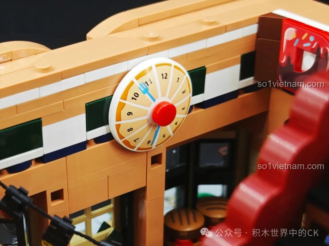 Góc nhìn khác khi so sánh BAKA 33202 Xưởng Bánh Donut với mô hình nhà khác, tạo cảm hứng kết hợp.