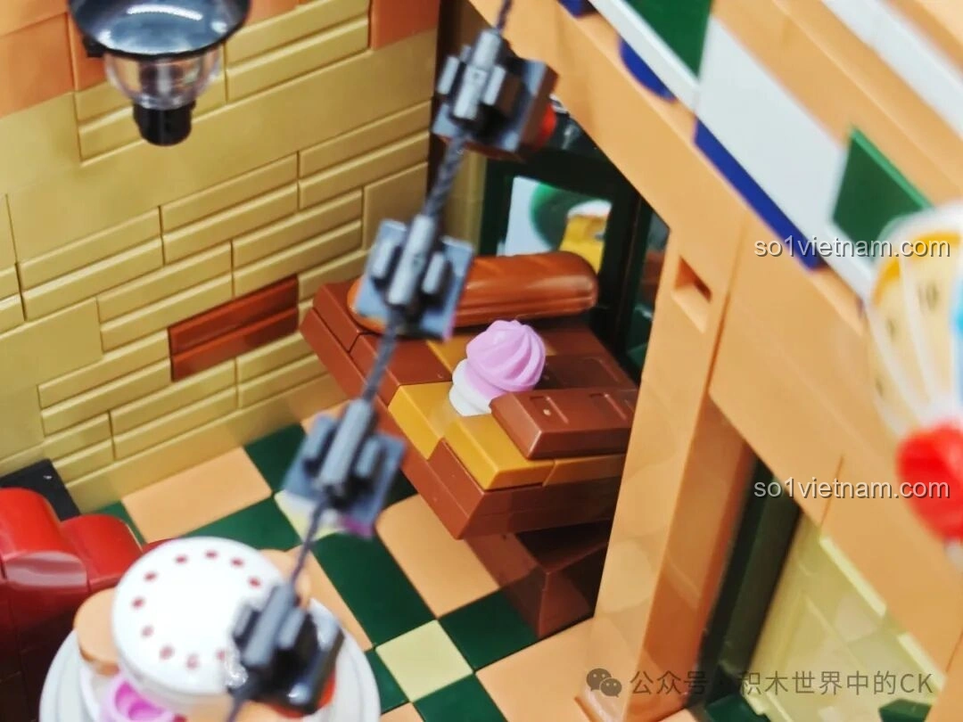 So sánh BAKA 33202 Xưởng Bánh Donut với mô hình nhà khác từ phía sau, cho thấy chi tiết tổng thể.