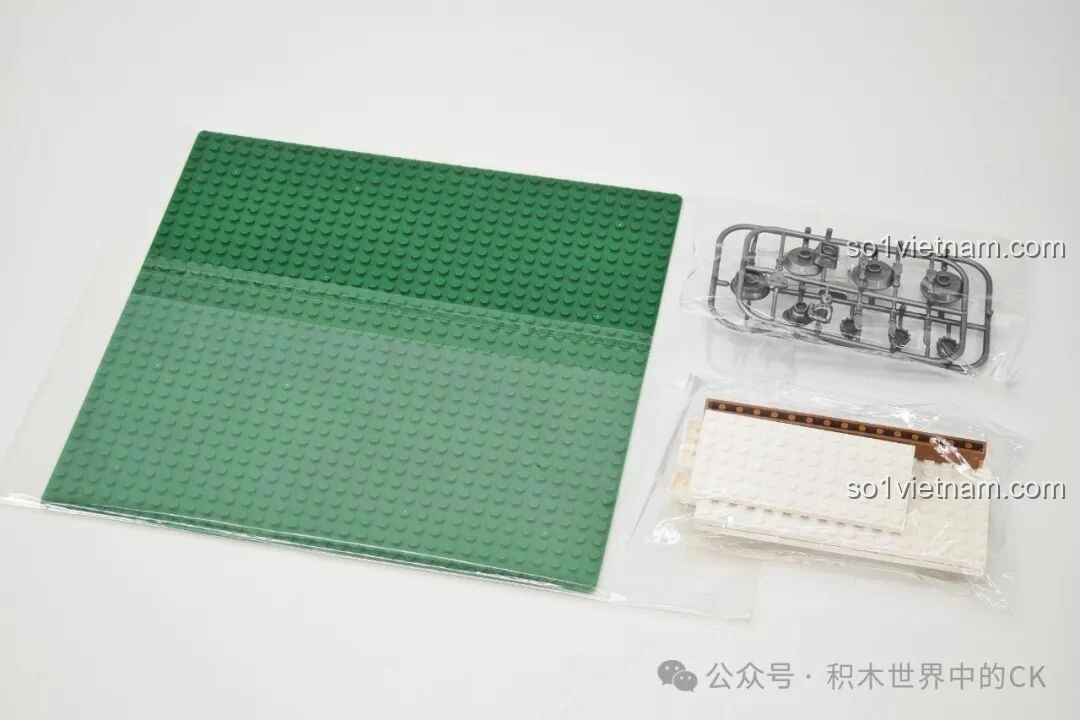 Tấm đế màu xanh lá cây và các mảnh lớn khác của bộ BAKA 33202 Xưởng Bánh Donut, sẵn sàng cho việc xây dựng.