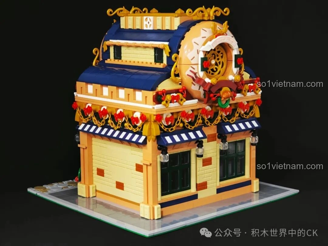 Tổng quan mặt bên phải của mô hình BAKA 33202 Xưởng Bánh Donut, với các cửa sổ và chi tiết tường.