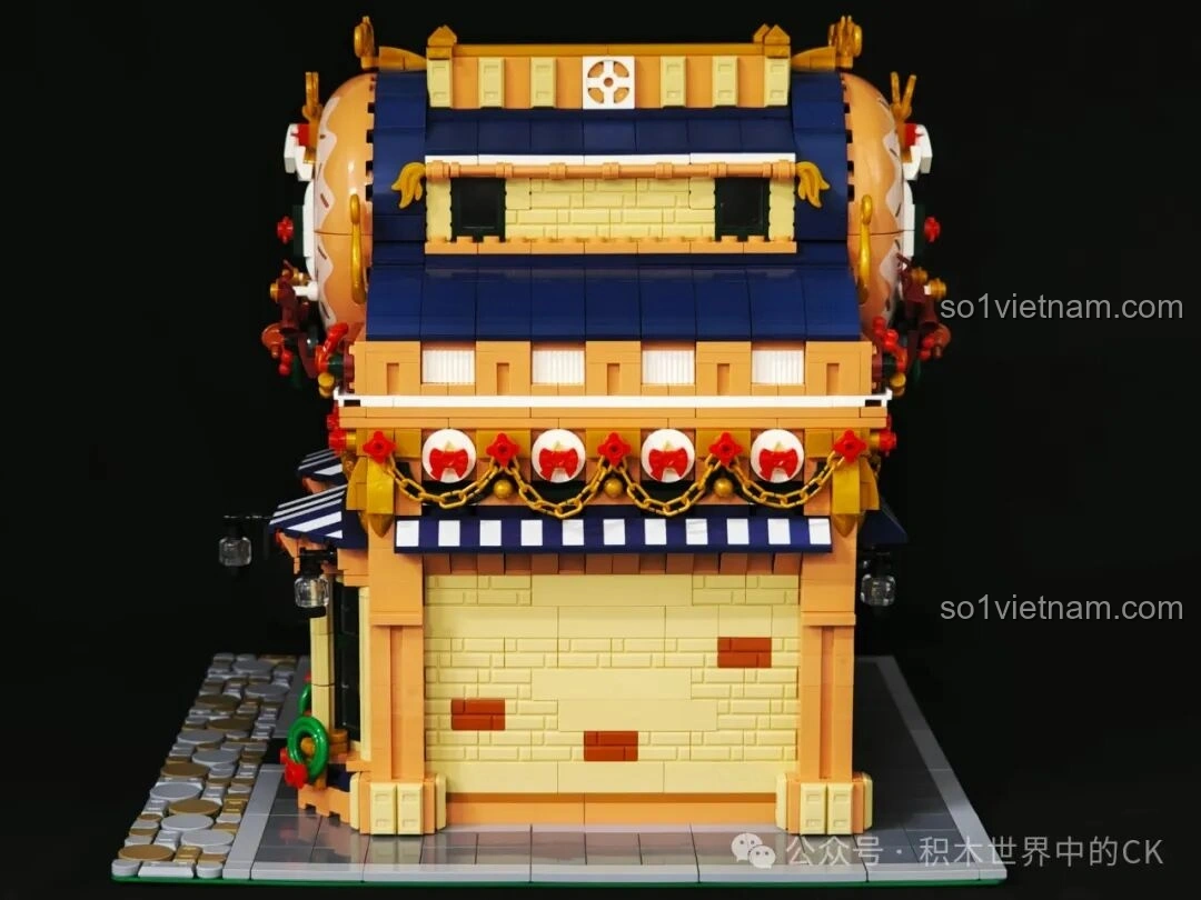 Góc nhìn chéo phải của mô hình BAKA 33202 Xưởng Bánh Donut, thể hiện tổng thể kiến trúc.