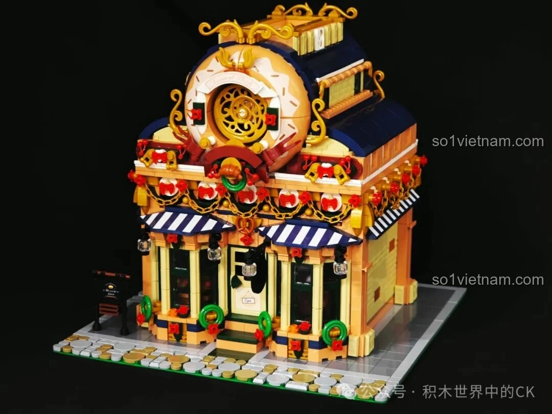 Tổng quan mặt sau của mô hình BAKA 33202 Xưởng Bánh Donut, với các chi tiết tường và cửa sổ.