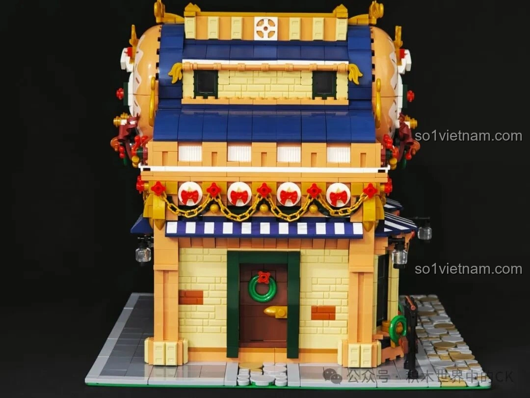 Cận cảnh mặt trước của mô hình BAKA 33202 Xưởng Bánh Donut, chi tiết biển hiệu và đèn lồng.