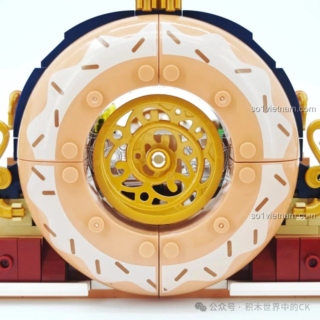 Tổng quan mặt trước của mô hình BAKA 33202 Xưởng Bánh Donut đã hoàn thiện, với đầy đủ chi tiết trang trí.