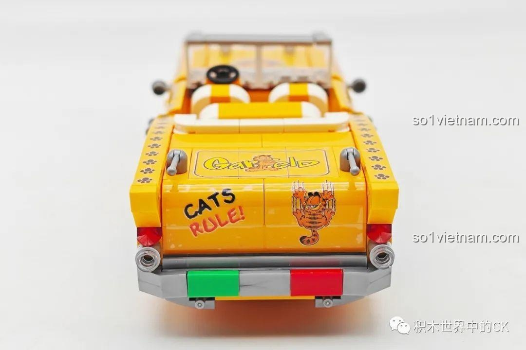 Review Balody 20141 Xe hơi màu vàng của Garfield, nhìn từ phía sau, với sticker 'CATS RULE!' cực chất.