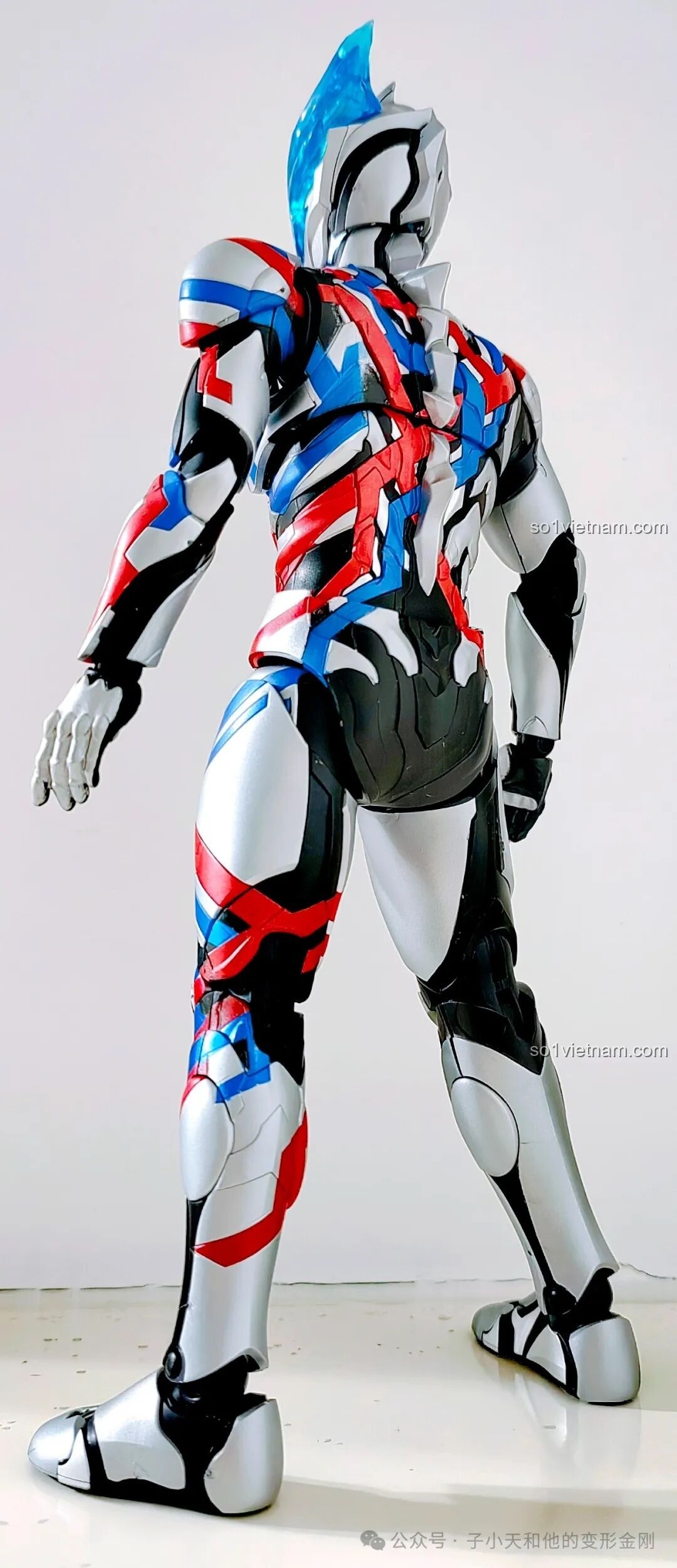 Góc nhìn từ phía sau của mô hình Ultraman Blazar Armor BLOKEES, cho thấy chi tiết lưng và các mảnh ghép.