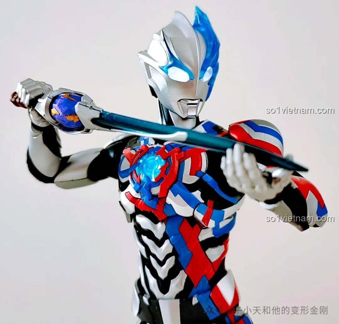 Mô hình Ultraman Blazar Armor BLOKEES cầm thanh Chiru Sword với thiết kế bất đối xứng.