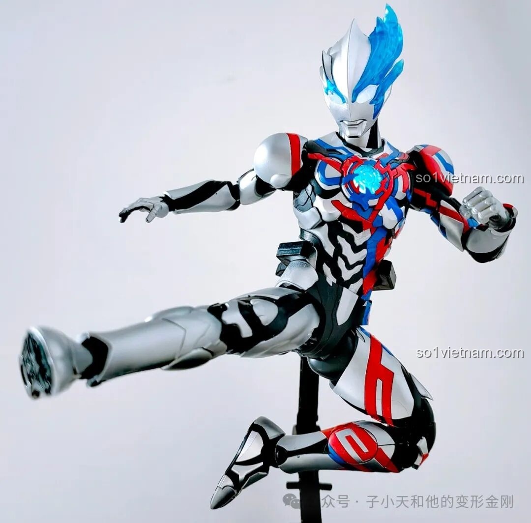 Mô hình Ultraman Blazar Armor BLOKEES thực hiện cú đá cao đầy uy lực.