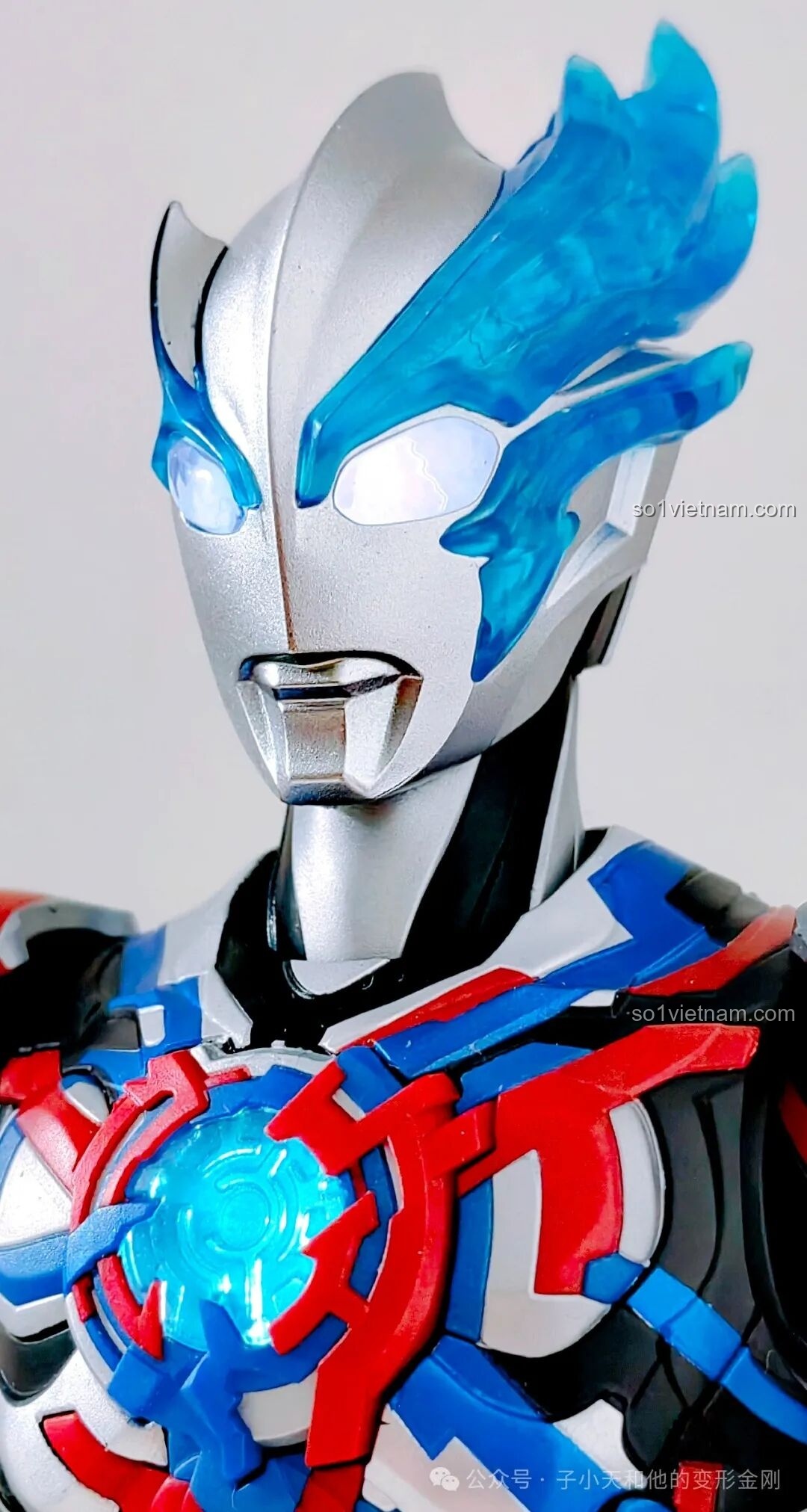 Cận cảnh đầu mô hình Ultraman Blazar Armor BLOKEES với chi tiết tinh xảo và đôi mắt phát sáng.