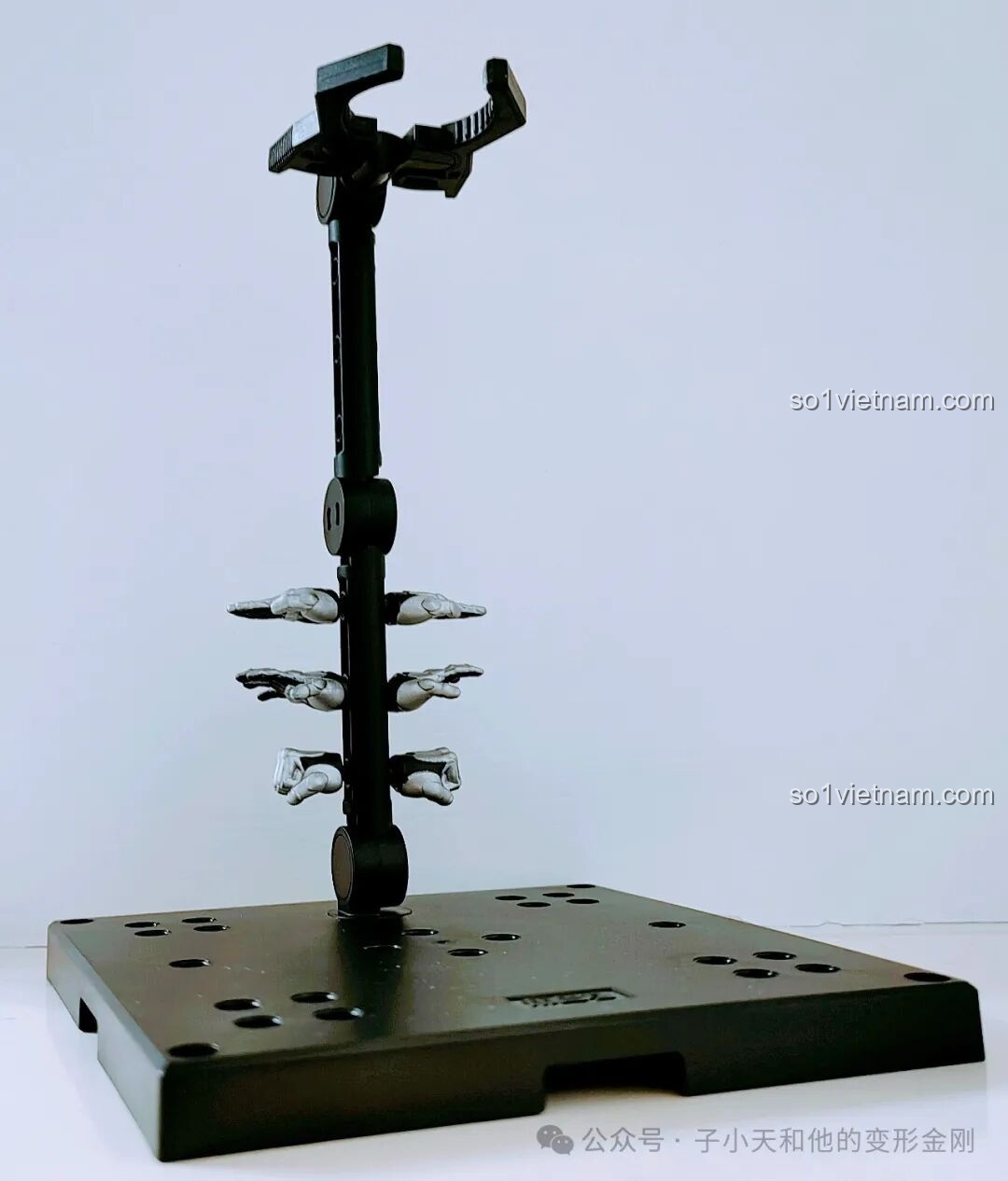 Đế và giá đỡ đi kèm mô hình Ultraman Blazar Armor BLOKEES, có chỗ cắm tay thay thế.