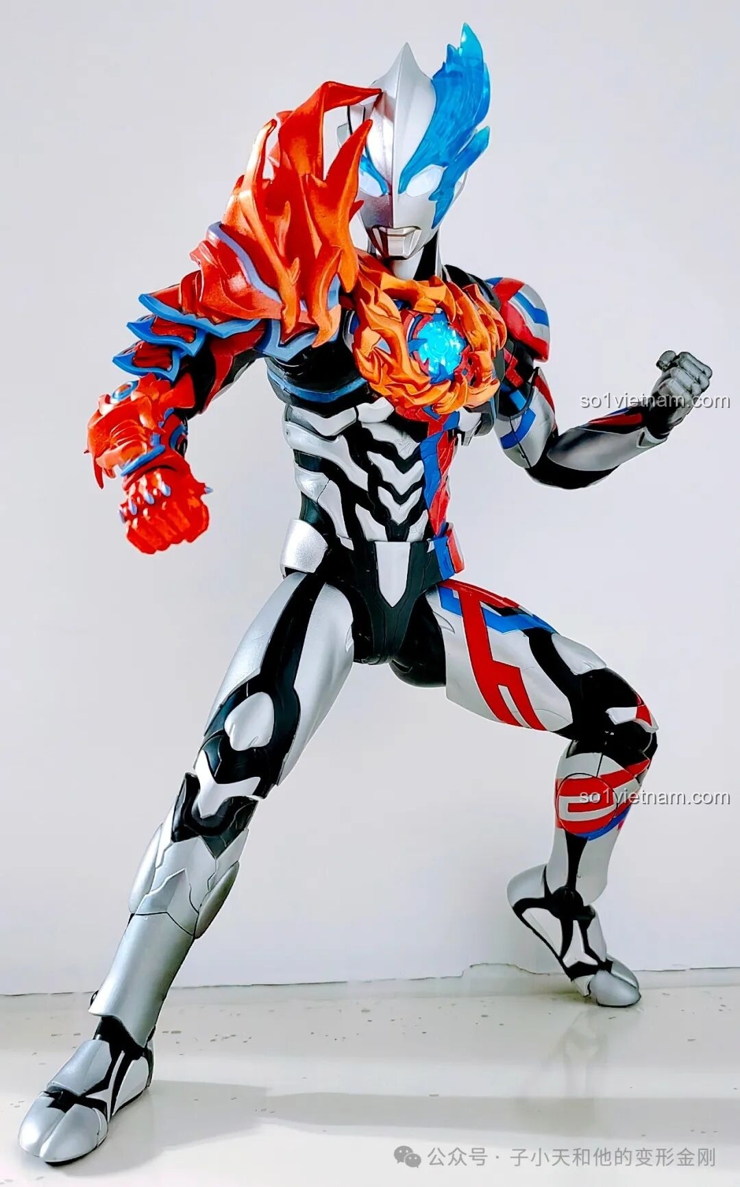 Mô hình Ultraman Blazar Armor BLOKEES trong bộ giáp Fado-lan hầm hố.