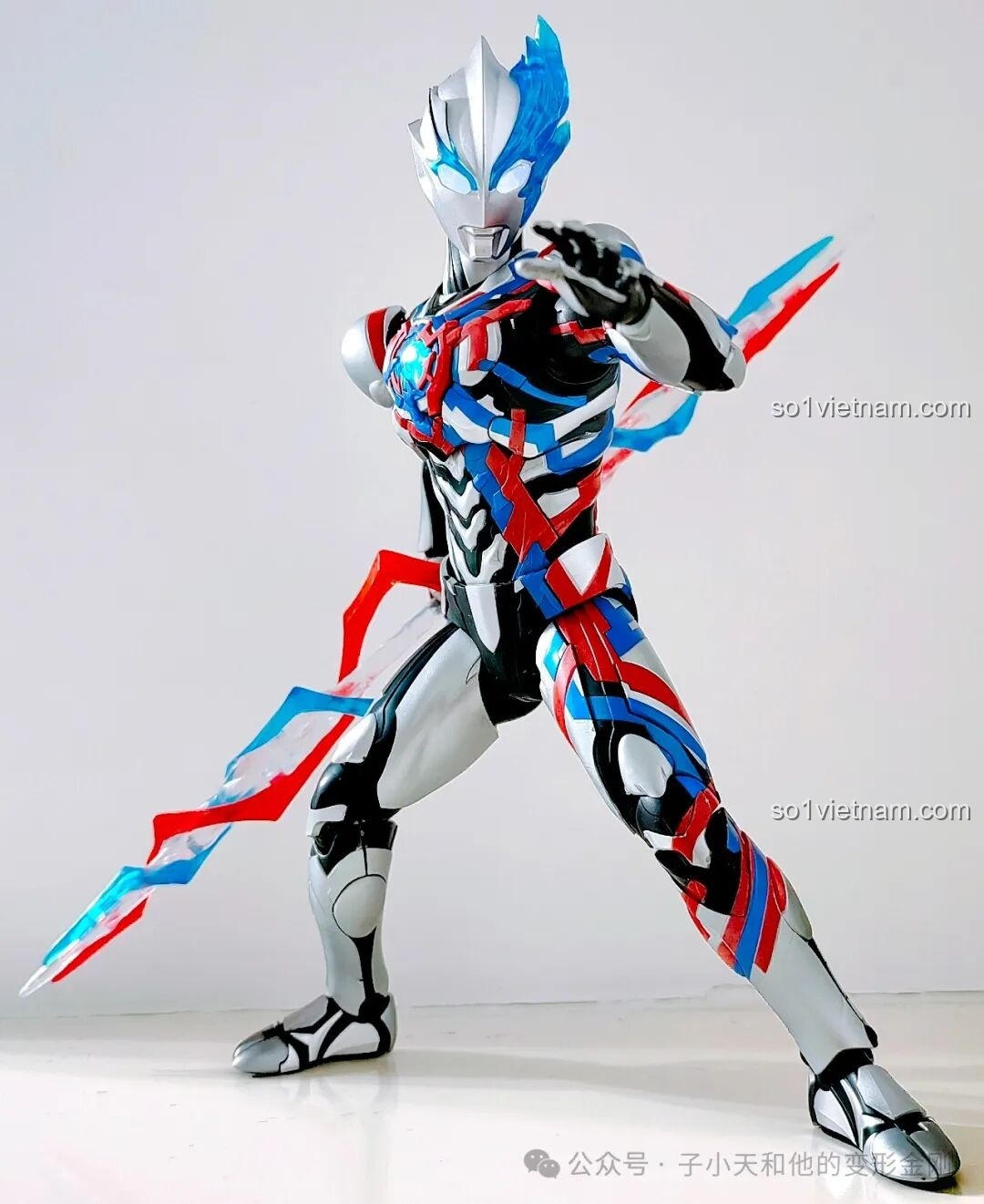 Mô hình Ultraman Blazar Armor BLOKEES cầm thanh Spiral Spear bằng nhựa trong suốt.
