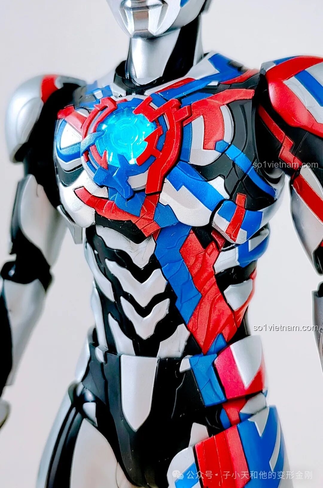 Cận cảnh phần ngực mô hình Ultraman Blazar Armor BLOKEES với bộ đếm thời gian phát sáng và các chi tiết màu sắc.