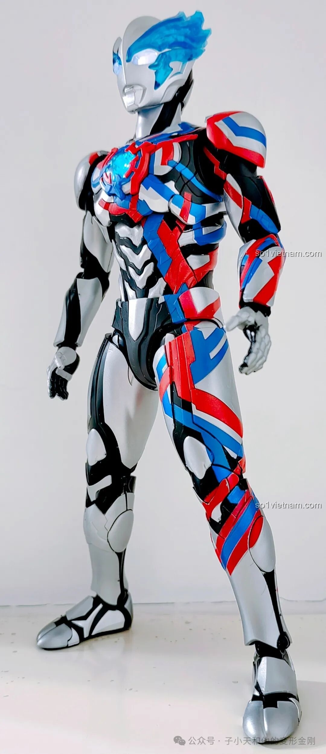 Mô hình Ultraman Blazar Armor BLOKEES với các chi tiết màu sắc đỏ, xanh, bạc trên thân, cánh tay và chân.