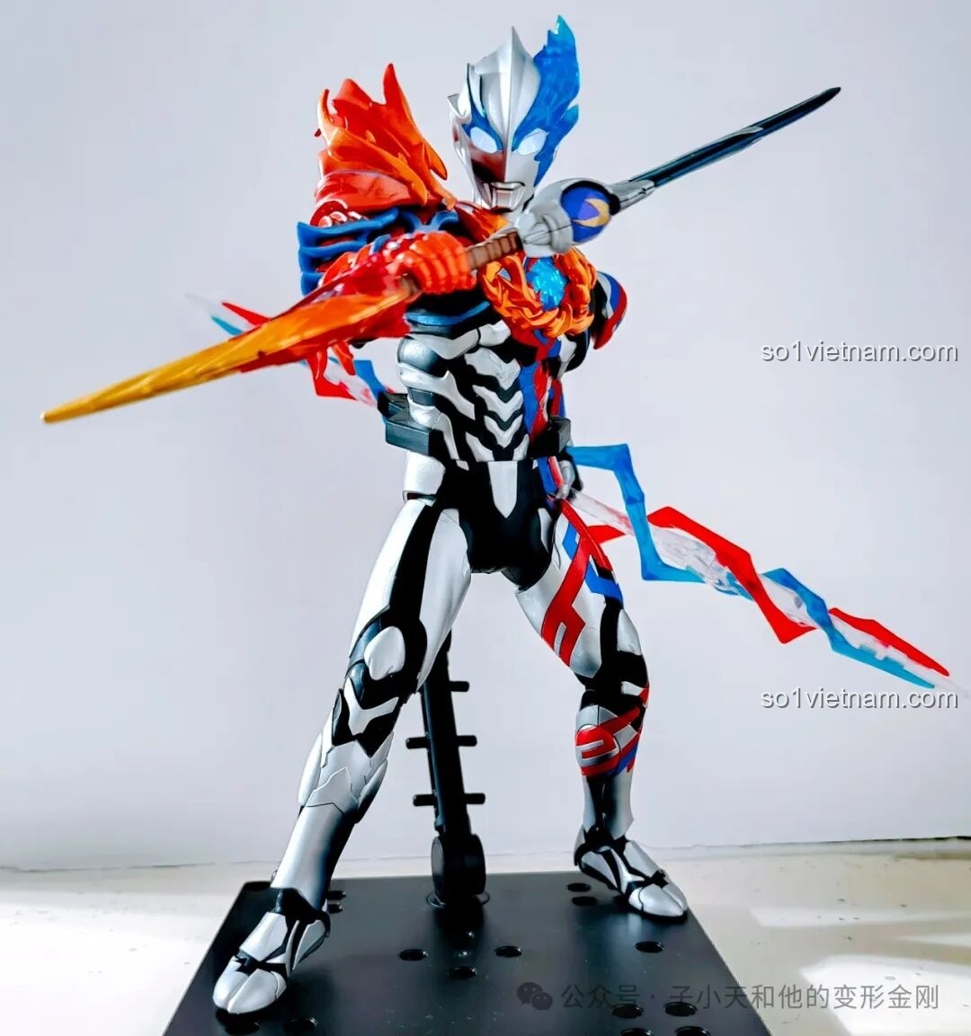 Mô hình Ultraman Blazar Armor BLOKEES trưng bày với cả hai vũ khí Spiral Spear và Chiru Fado-lan Gun.
