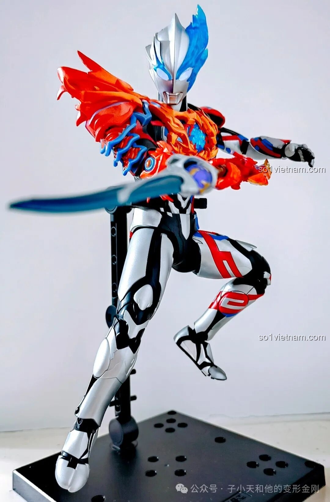 Mô hình Ultraman Blazar Armor BLOKEES được trưng bày trên giá đỡ ở tư thế bay lượn.