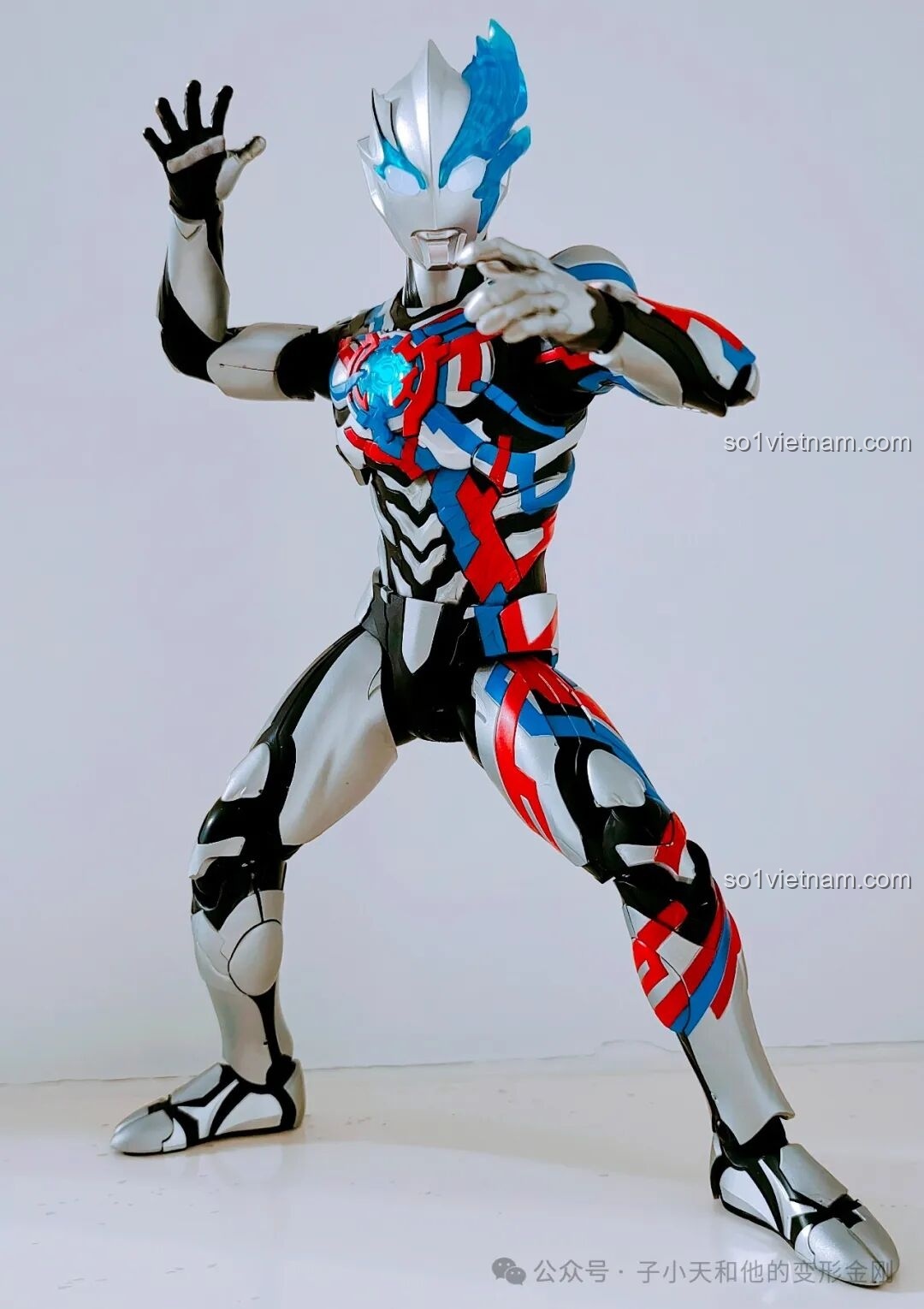 Mô hình Ultraman Blazar Armor BLOKEES trong tư thế chiến đấu năng động, tay giơ cao.
