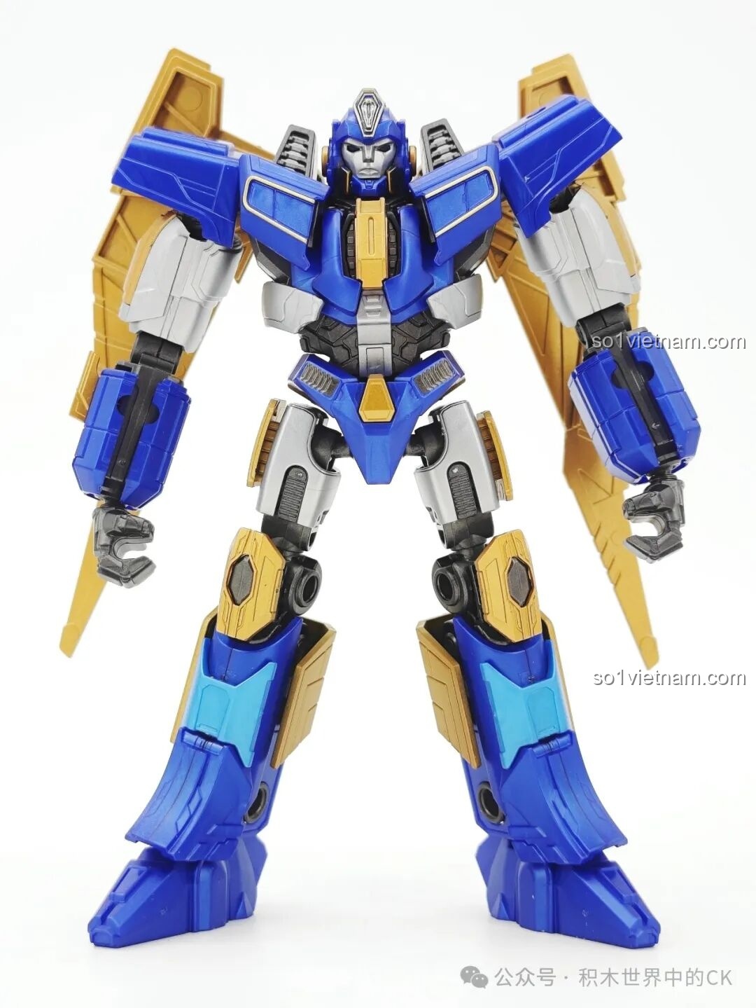 Review Blokees 71164 Sentinel Prime từ phim Transformers ONE, góc nhìn chéo từ phía trước của mô hình đã lắp ráp.