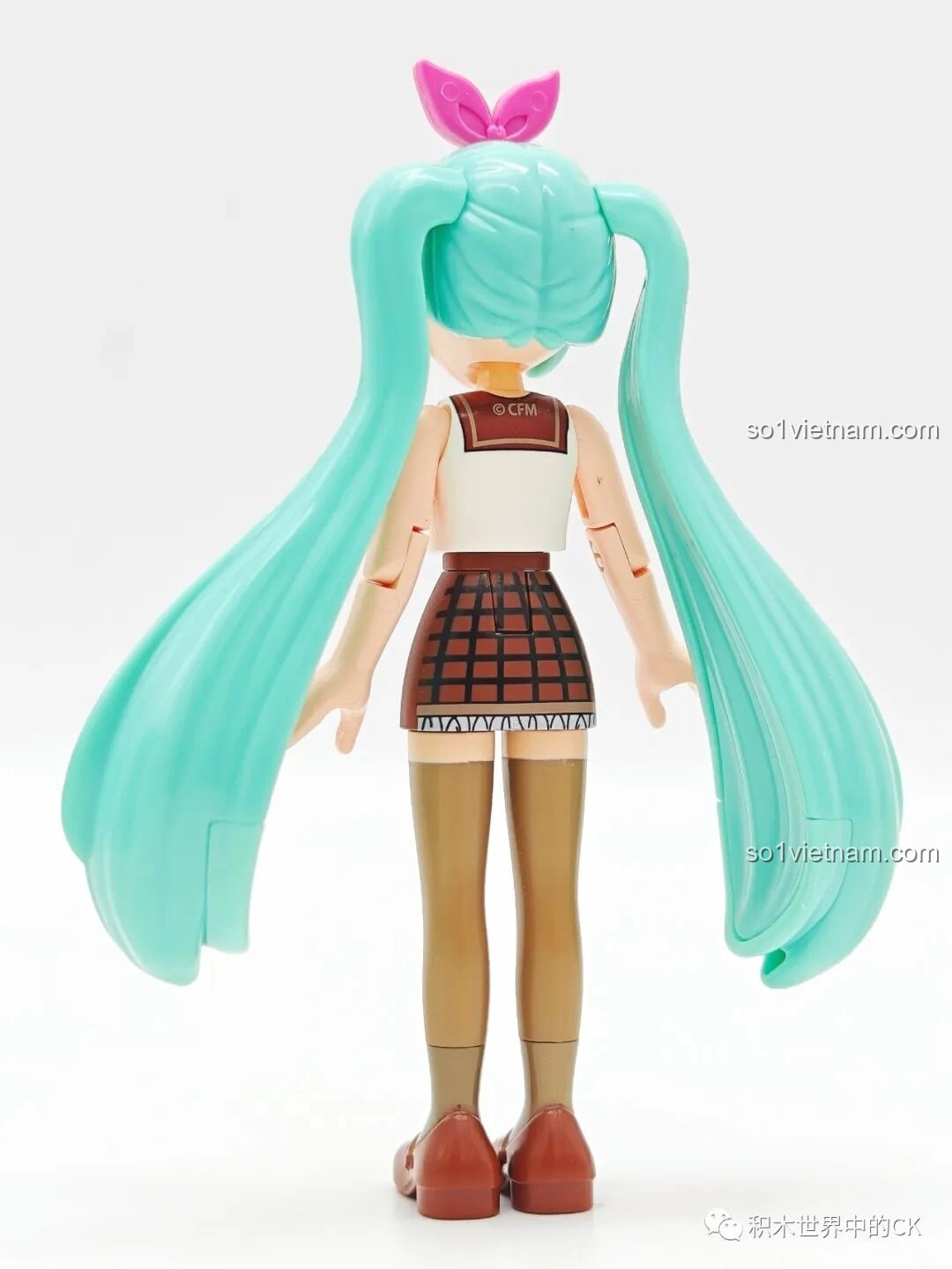 Mặt sau búp bê Hatsune Miku trong bộ lắp ghép Tủ Đồ Thời Trang Mơ Ước 76013.