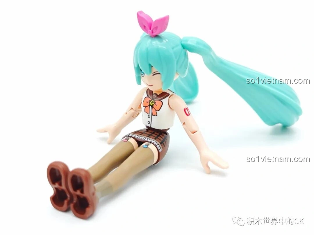 Búp bê Hatsune Miku tạo dáng ngồi, thể hiện sự linh hoạt của khớp nối trong bộ 76013.