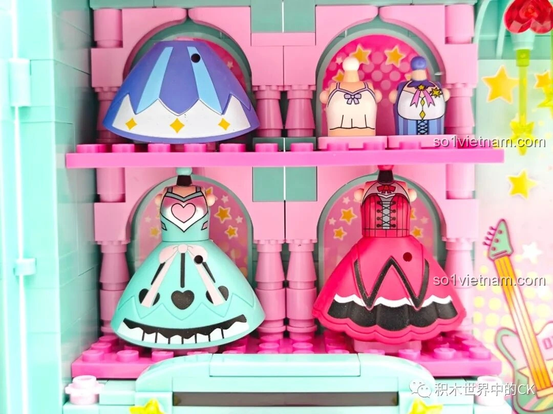 Các bộ váy khác nhau được trưng bày trên kệ trong tủ đồ Hatsune Miku 76013.