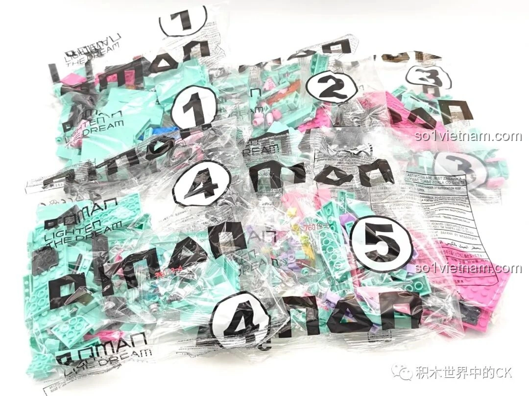 Các túi mảnh ghép được đánh số thứ tự của bộ lắp ghép Hatsune Miku: Tủ Đồ Thời Trang Mơ Ước 76013.