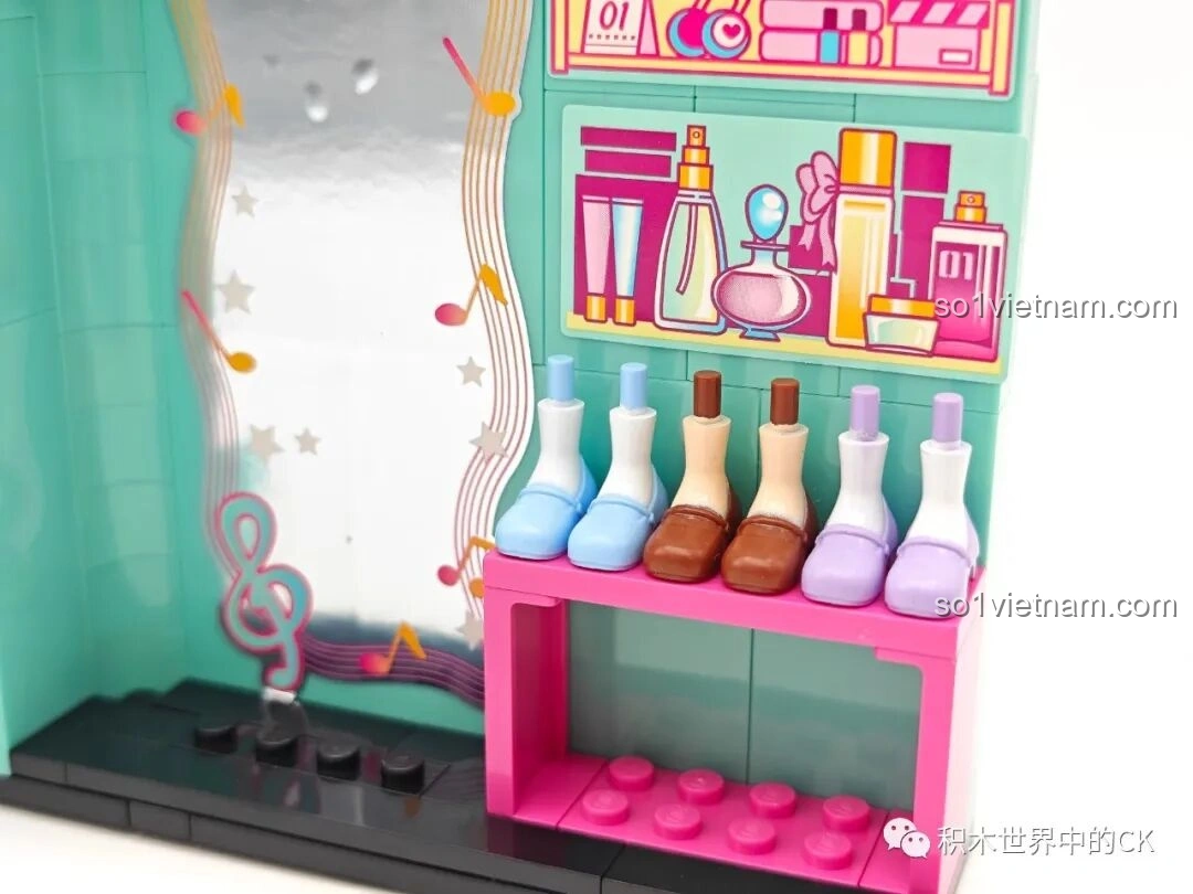 Kệ giày dép với nhiều mẫu giày khác nhau trong tủ đồ Hatsune Miku 76013.