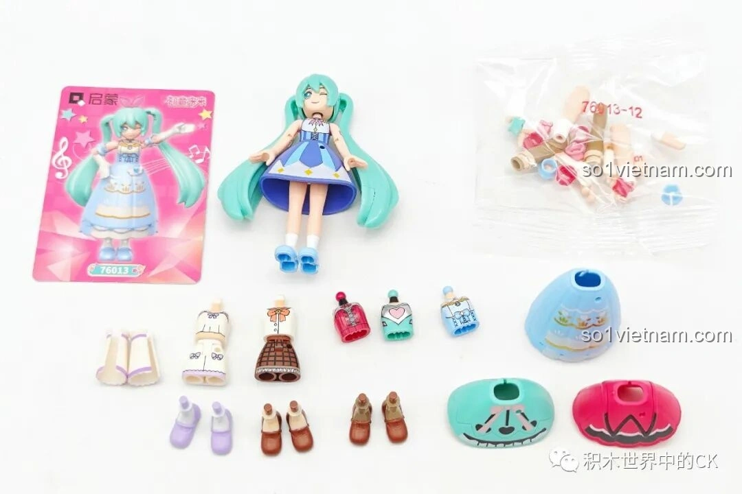 Các chi tiết búp bê Hatsune Miku, trang phục và phụ kiện trong bộ lắp ghép 76013.