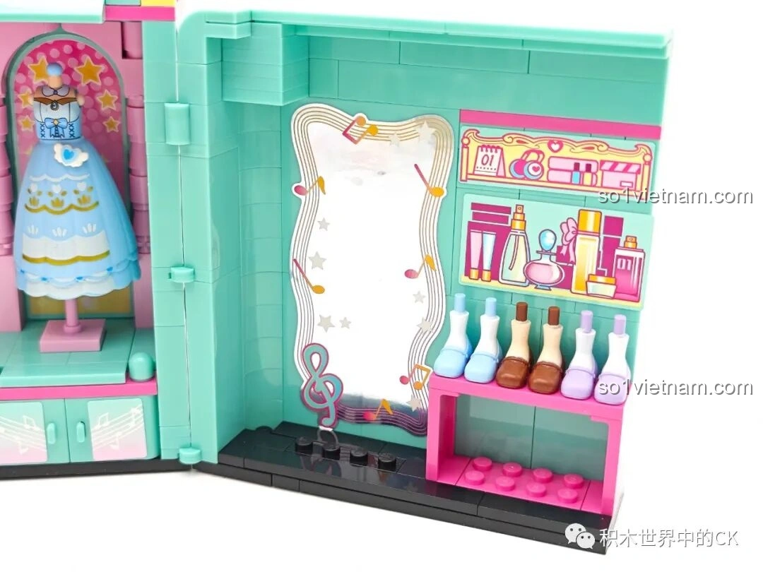 Chi tiết khu vực phòng thay đồ với gương, kệ giày và mỹ phẩm trong tủ đồ Hatsune Miku 76013.