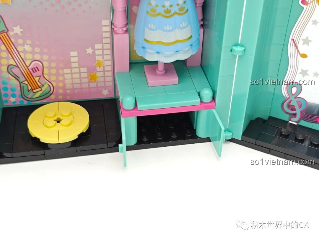 Chi tiết khu vực sân khấu có thể gập lại trong tủ đồ Hatsune Miku 76013.