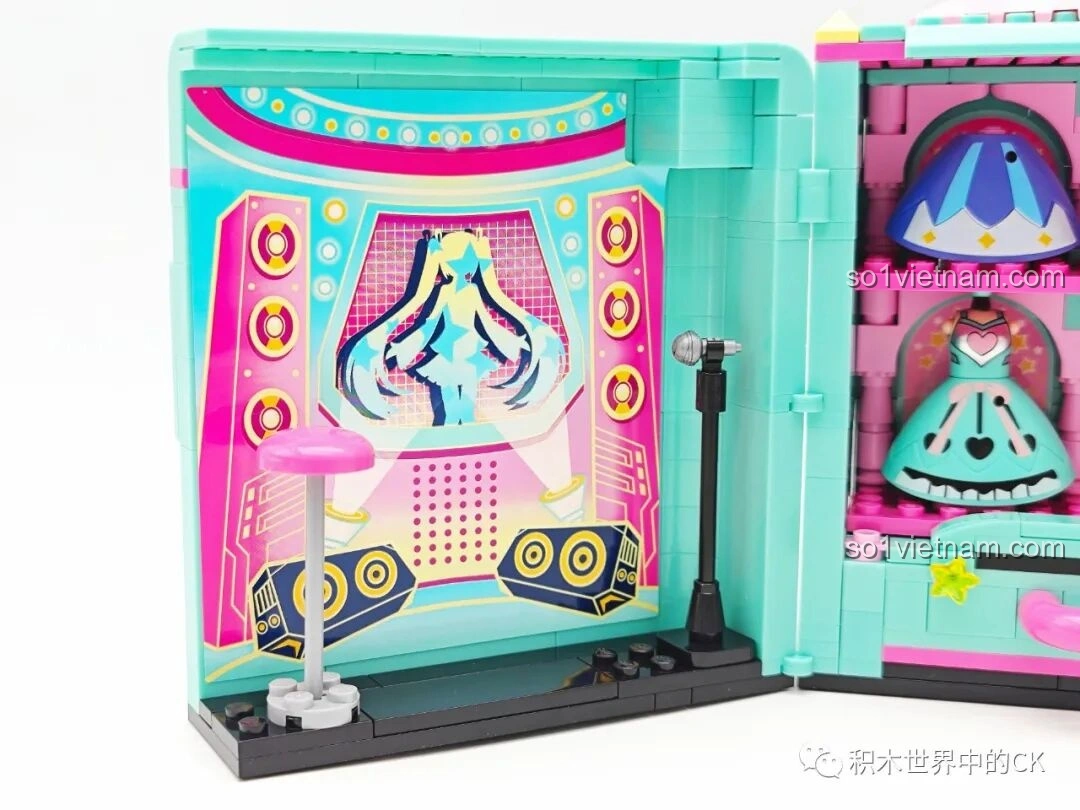 Chi tiết khu vực sân khấu với micro và ghế ngồi trong tủ đồ Hatsune Miku 76013.
