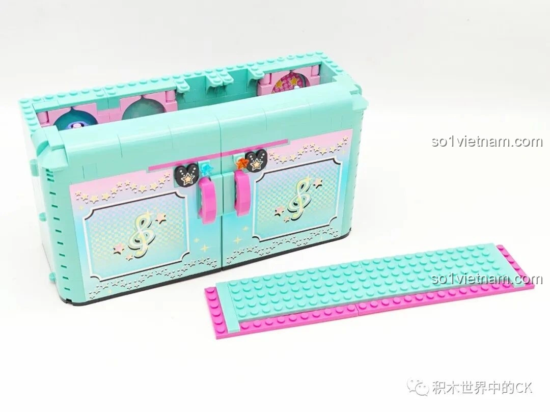 Tủ đồ Hatsune Miku 76013 khi gập gọn, chưa dán sticker trang trí.