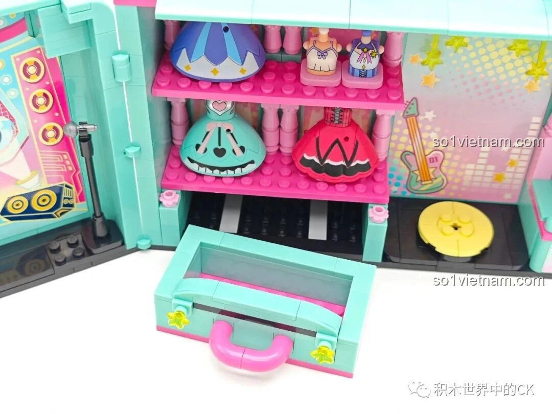 Hộp đựng phụ kiện nhỏ xinh dưới khu vực trưng bày trang phục trong tủ đồ Hatsune Miku 76013.