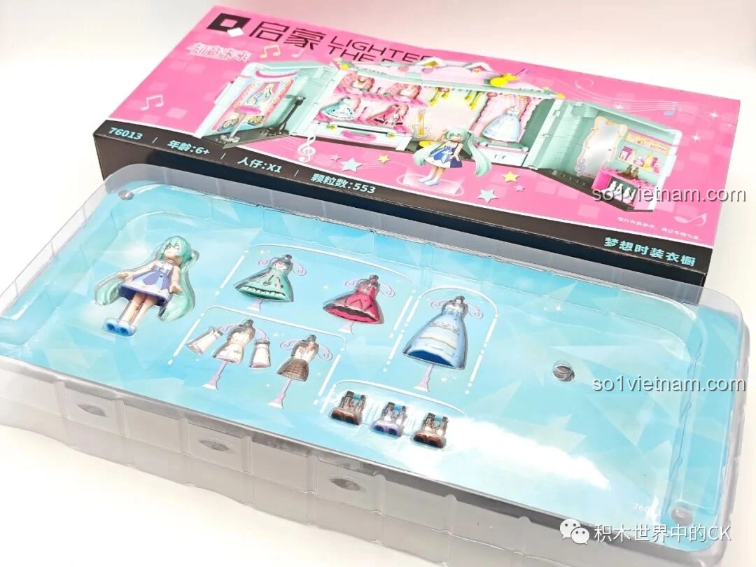 Khay nhựa đựng búp bê Hatsune Miku và các bộ trang phục, phụ kiện trong bộ lắp ghép 76013.