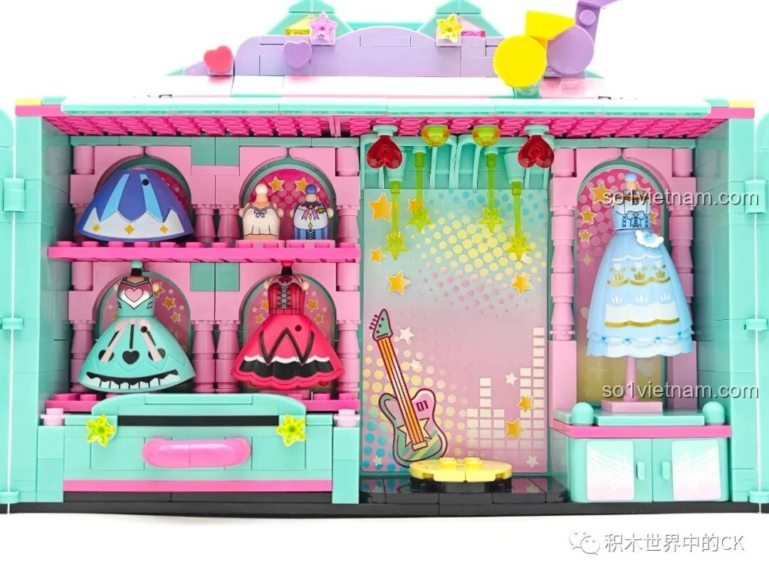 Khu vực trưng bày trang phục với các giá treo và ma-nơ-canh trong tủ đồ Hatsune Miku 76013.