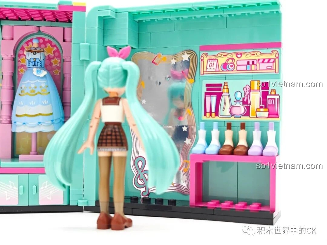 Búp bê Hatsune Miku đứng trước gương trong tủ đồ thời trang 76013.