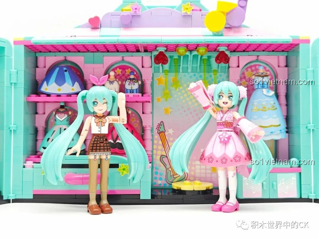Búp bê Hatsune Miku và một búp bê khác tạo dáng trước tủ đồ thời trang 76013.
