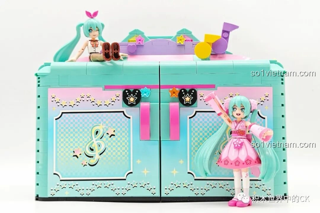 Búp bê Hatsune Miku và một búp bê khác tạo dáng trước tủ đồ thời trang 76013 khi gập gọn.