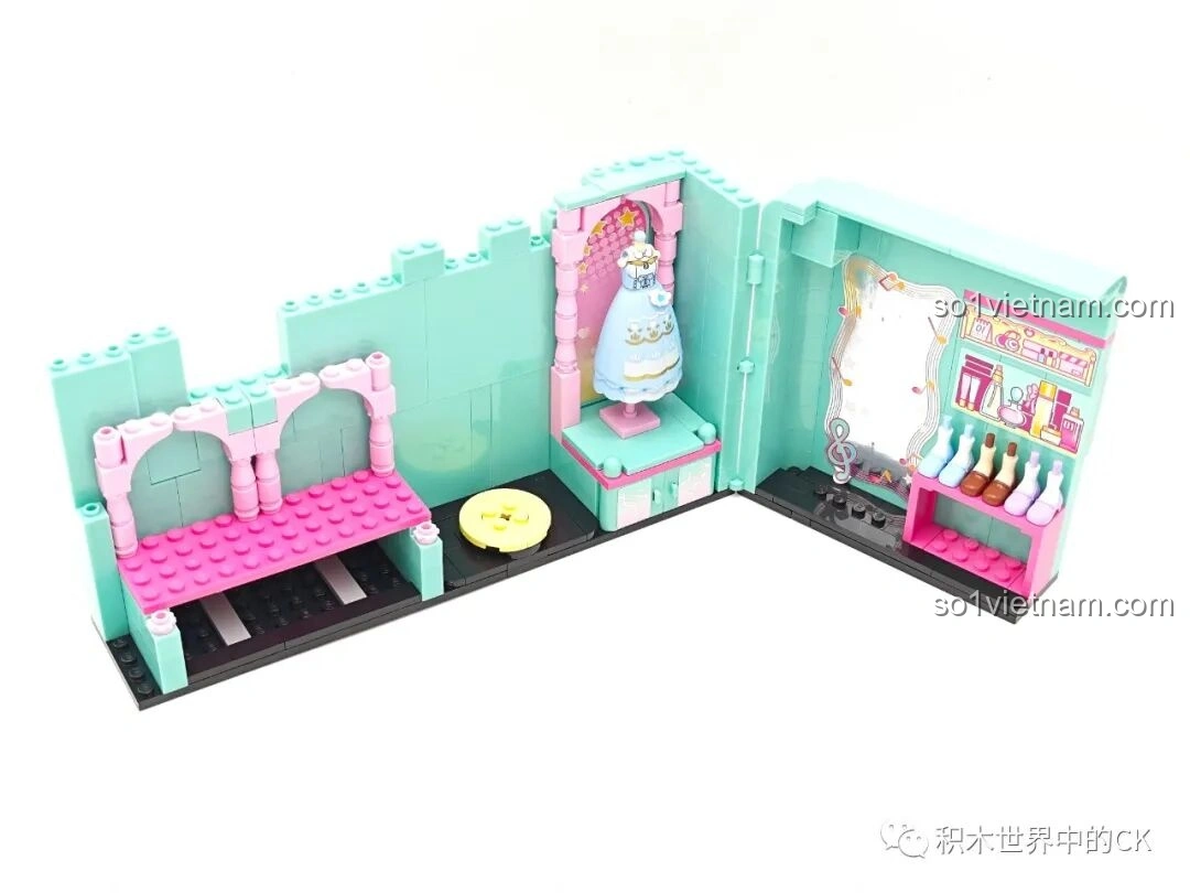 Giai đoạn lắp ráp ban đầu của bộ lắp ghép Hatsune Miku: Tủ Đồ Thời Trang Mơ Ước 76013.