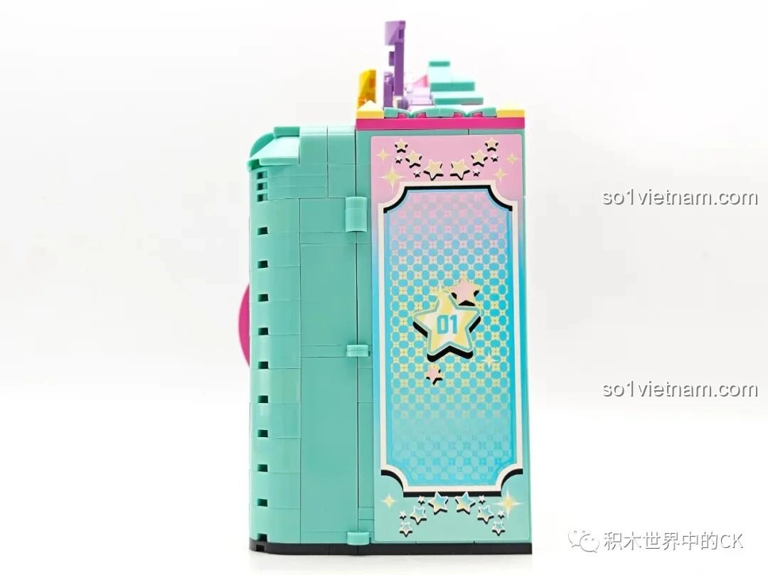 Cạnh bên tủ đồ Hatsune Miku 76013 khi gập gọn, với sticker số 01.