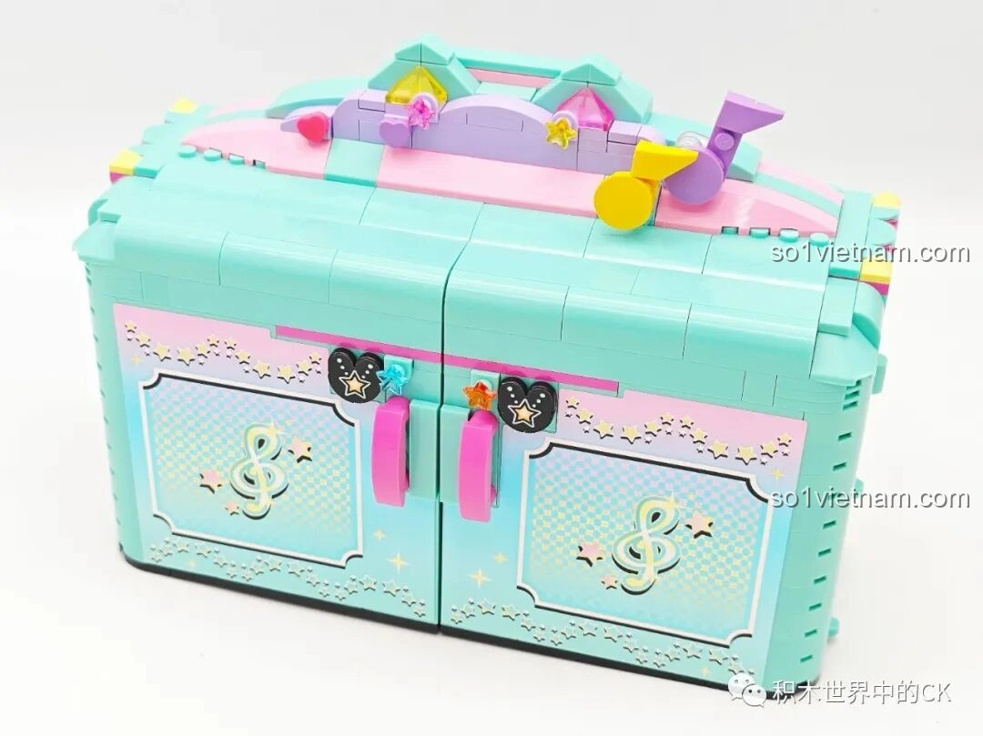 Góc nhìn từ trên xuống của tủ đồ Hatsune Miku 76013 khi gập gọn, đã trang trí.