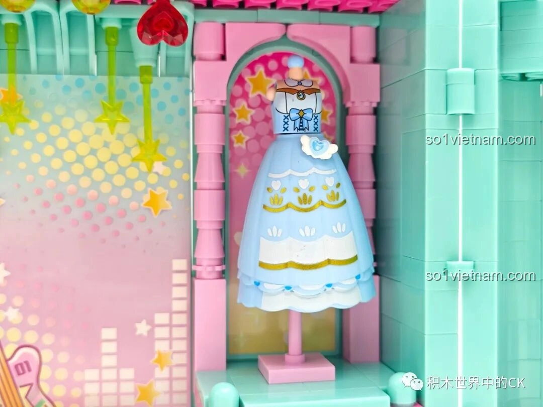 Chi tiết váy dạ hội màu xanh lộng lẫy trên ma-nơ-canh trong tủ đồ Hatsune Miku 76013.