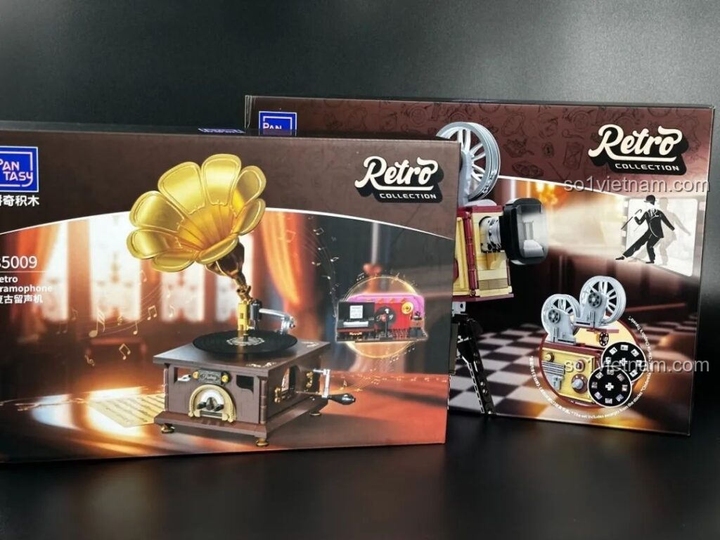 Hình ảnh hai hộp sản phẩm Pantasy Retro Collection: Gramophone 85009 và Máy Chiếu Phim Cổ Điển Retro 85010, mở đầu bài đánh giá bộ lắp ráp retro.